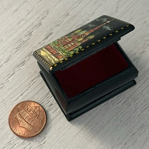 Russian St Basil’s Cathedral Hand Painted Lacquer Trinket Box - Picture 8 of 8